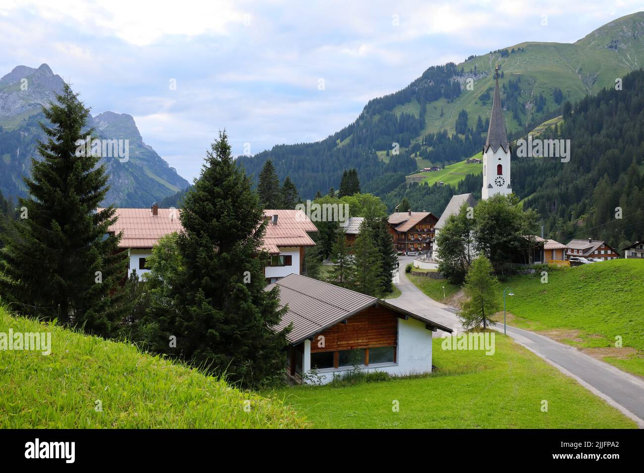 Das kleine Dorf Schröcken im Bezirk Bregenz in Vorarlberg, Österreich, fotografiert 2022. Stockfoto