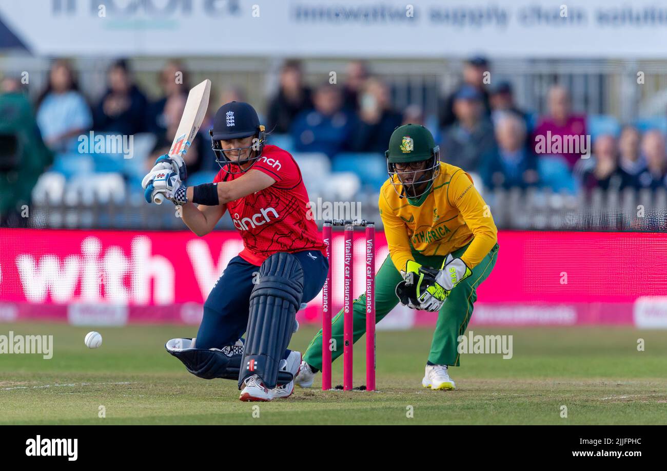 Die Engländerin Alice Capsey hat sich im Spiel 3. T20I von Südafrikas Torwart Sinalo Jafta geschlagen Stockfoto