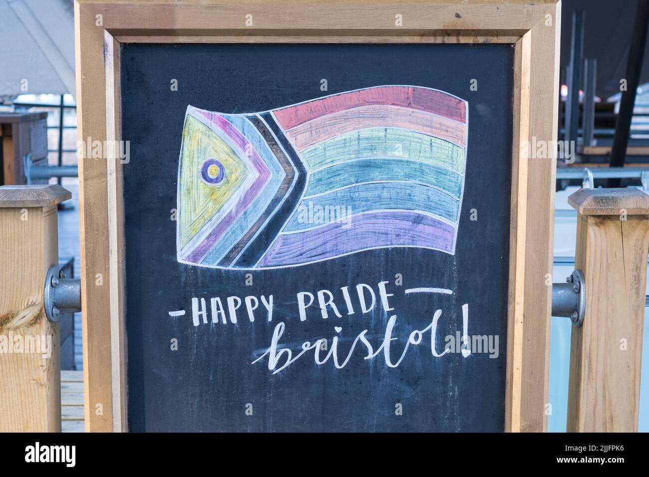 Happy Pride Zeichen mit Regenbogenflagge - Bristol UK Stockfoto