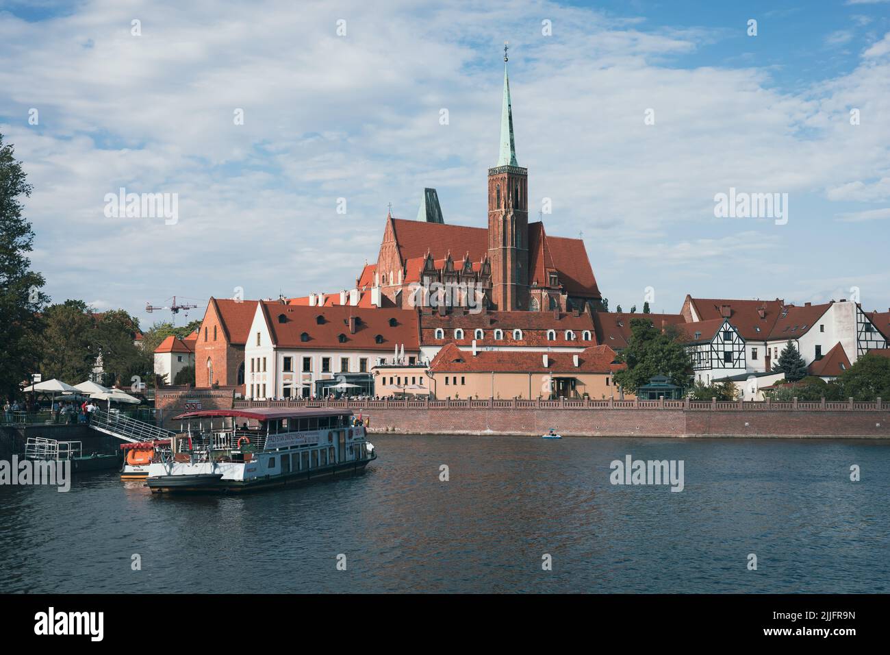 Wrocław, POLEN - 8. MAI 2022: Stiftskirche des Heiligen Kreuzes und St. Bartholomäus vom Xawery Dunikowski Boulevard aus gesehen Stockfoto