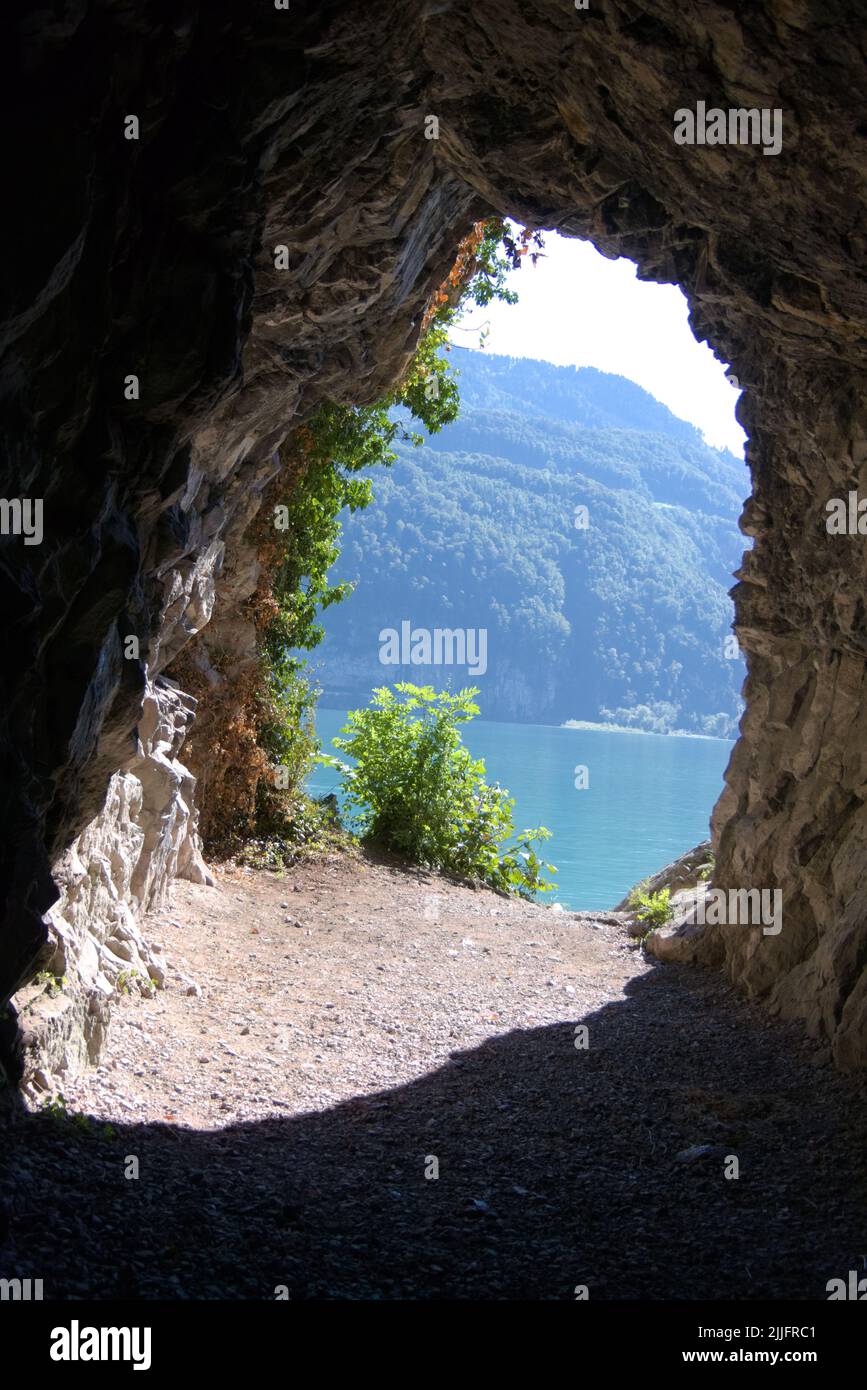 Dramatische Aussicht auf den Walensee oder Walensee von einer Höhle auf den Klippen Stockfoto