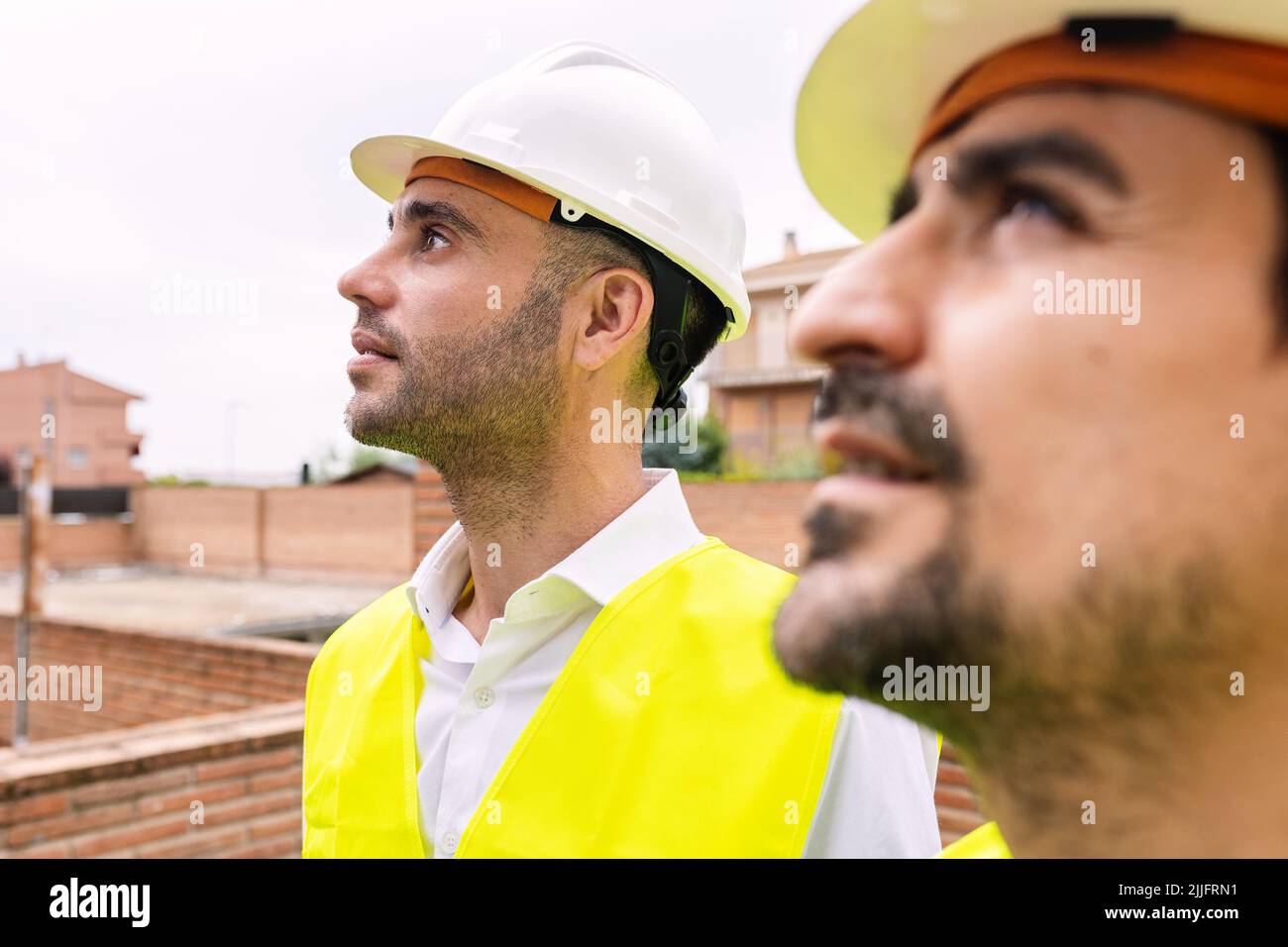Ein junges Team von Ingenieurarchitekten inspiziert die Baustelle Stockfoto