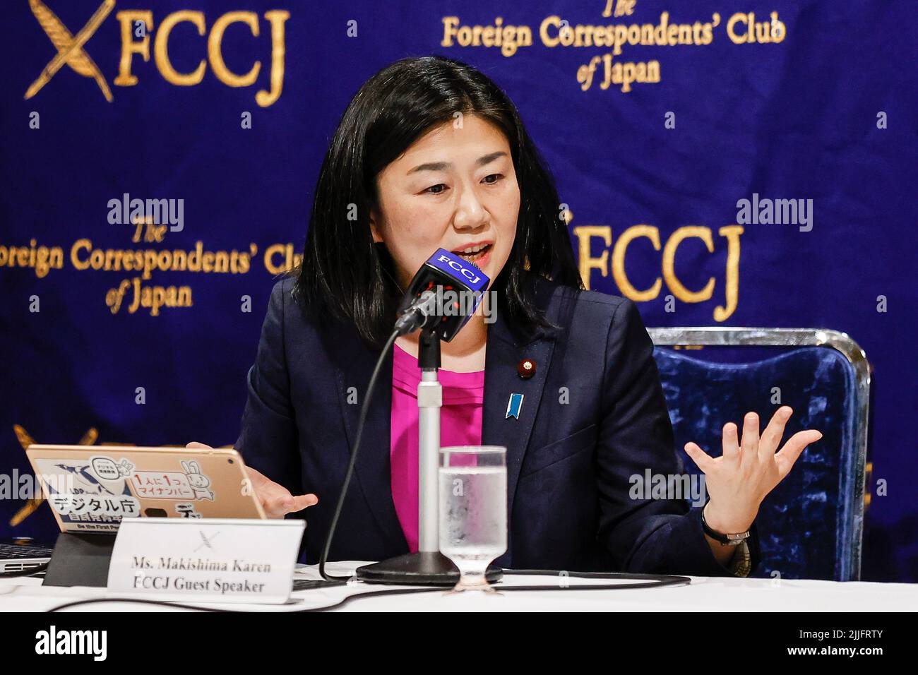 Tokio, Japan. 26.. Juli 2022. Karen Makishima, Ministerin der japanischen Digitalagentur, spricht während einer Pressekonferenz im Club der ausländischen Korrespondenten Japans (FCCJ) in der Innenstadt von Tokio. Minister Makishima sprach über die im September 2021 ins Leben gerufene Japan Digital Agency, die technische Verzögerungen in den lokalen Regierungen im ganzen Land beheben soll. (Bild: © Rodrigo Reyes Marin/ZUMA Press Wire) Stockfoto