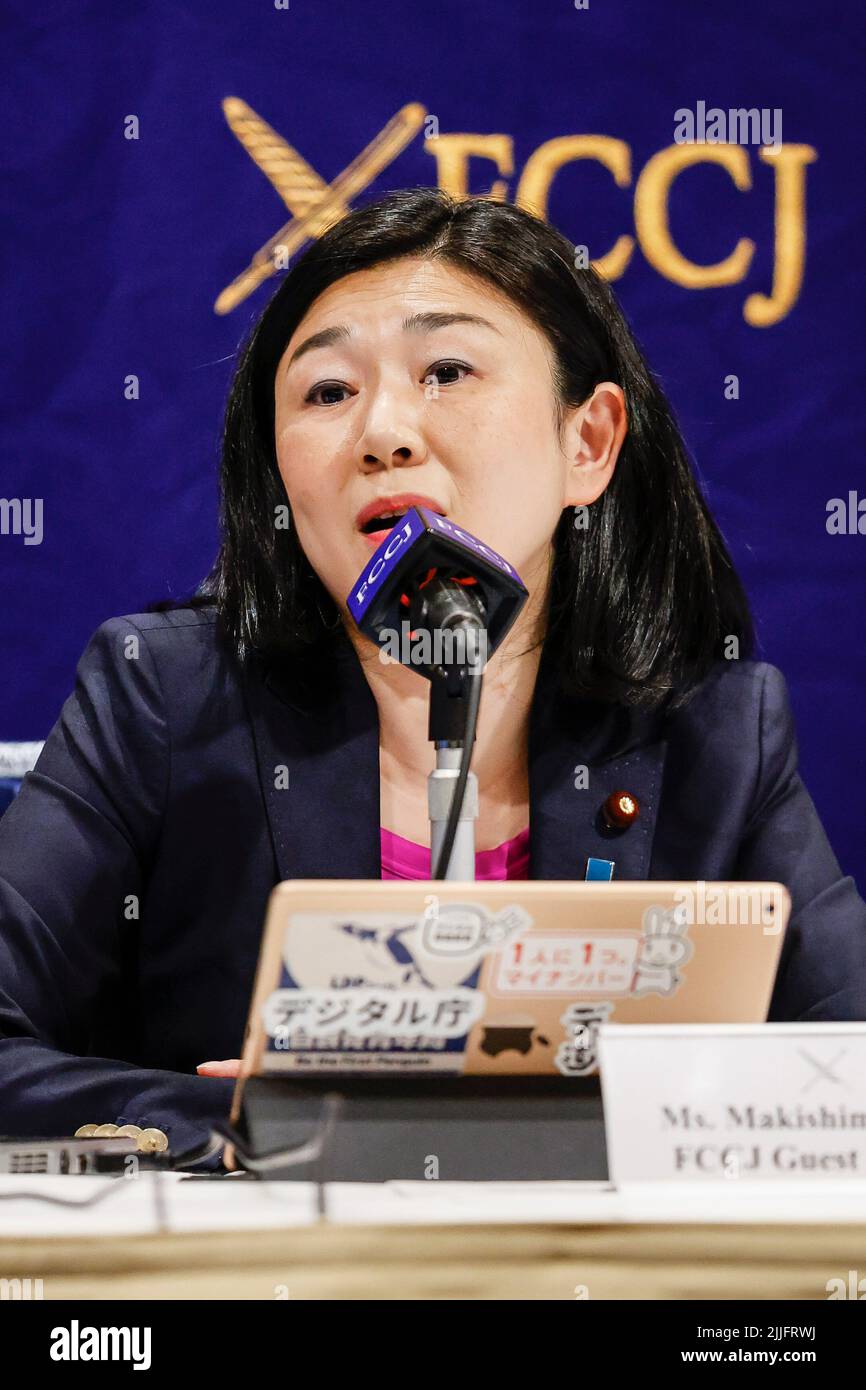 Tokio, Japan. 26.. Juli 2022. Karen Makishima, Ministerin der japanischen Digitalagentur, spricht während einer Pressekonferenz im Club der ausländischen Korrespondenten Japans (FCCJ) in der Innenstadt von Tokio. Minister Makishima sprach über die im September 2021 ins Leben gerufene Japan Digital Agency, die technische Verzögerungen in den lokalen Regierungen im ganzen Land beheben soll. (Bild: © Rodrigo Reyes Marin/ZUMA Press Wire) Stockfoto