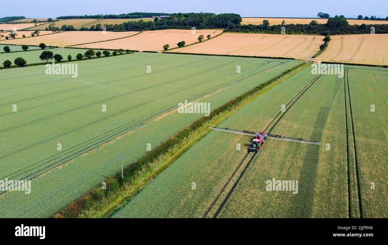 Luftaufnahme eines Bauern, der seine Ernte mit Dünger besprüht. North Yorkshire im Vereinigten Königreich. Stockfoto