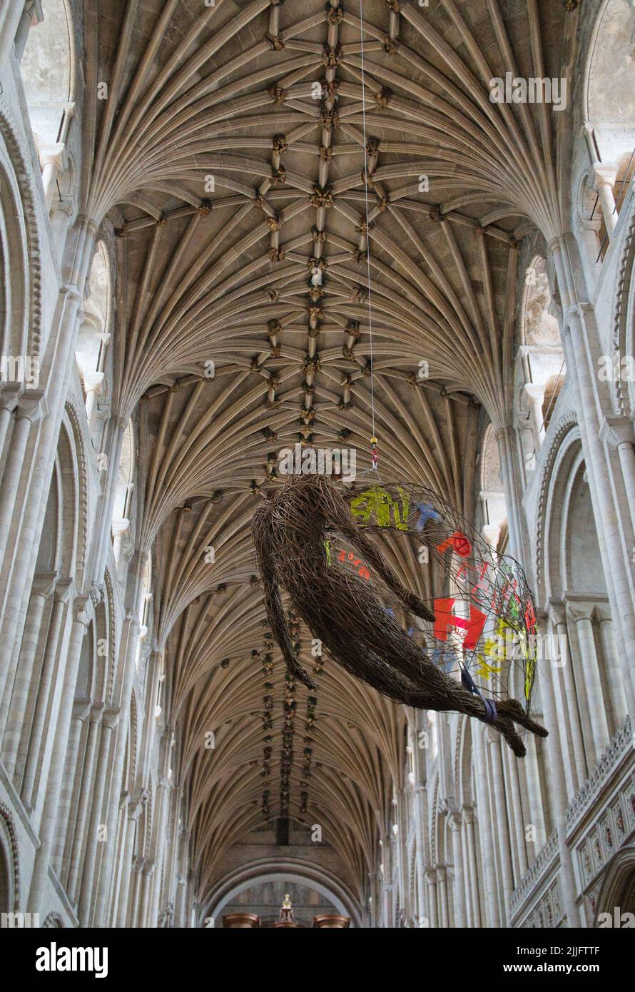 Weidenskulptur eines zensierenden Engels im Kirchenschiff der Kathedrale von Norwich, Norfolk Stockfoto