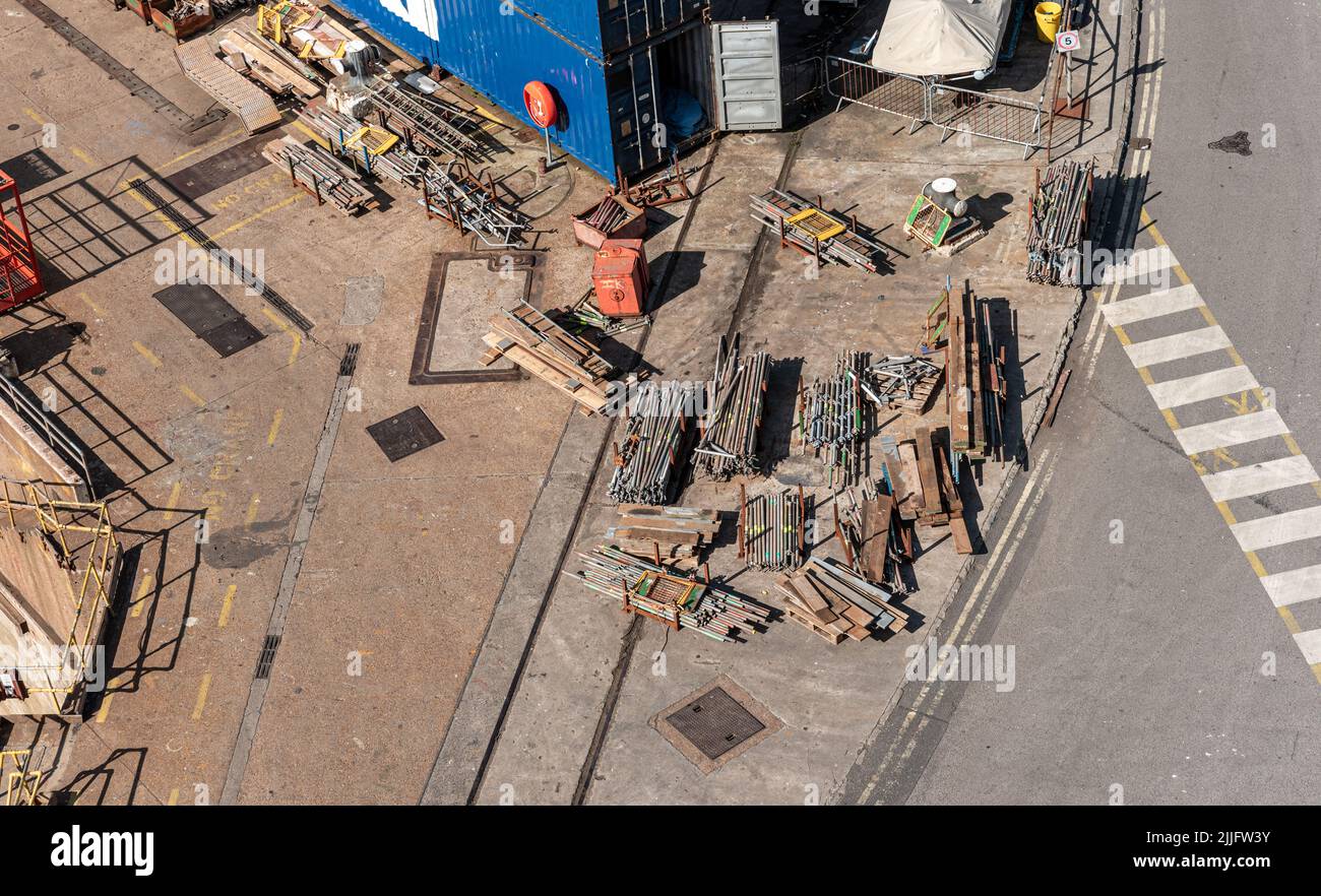 Gerüste und Holz auf Kranmaterial auf dem Boden an einem Hafen Trockendock uk Stockfoto