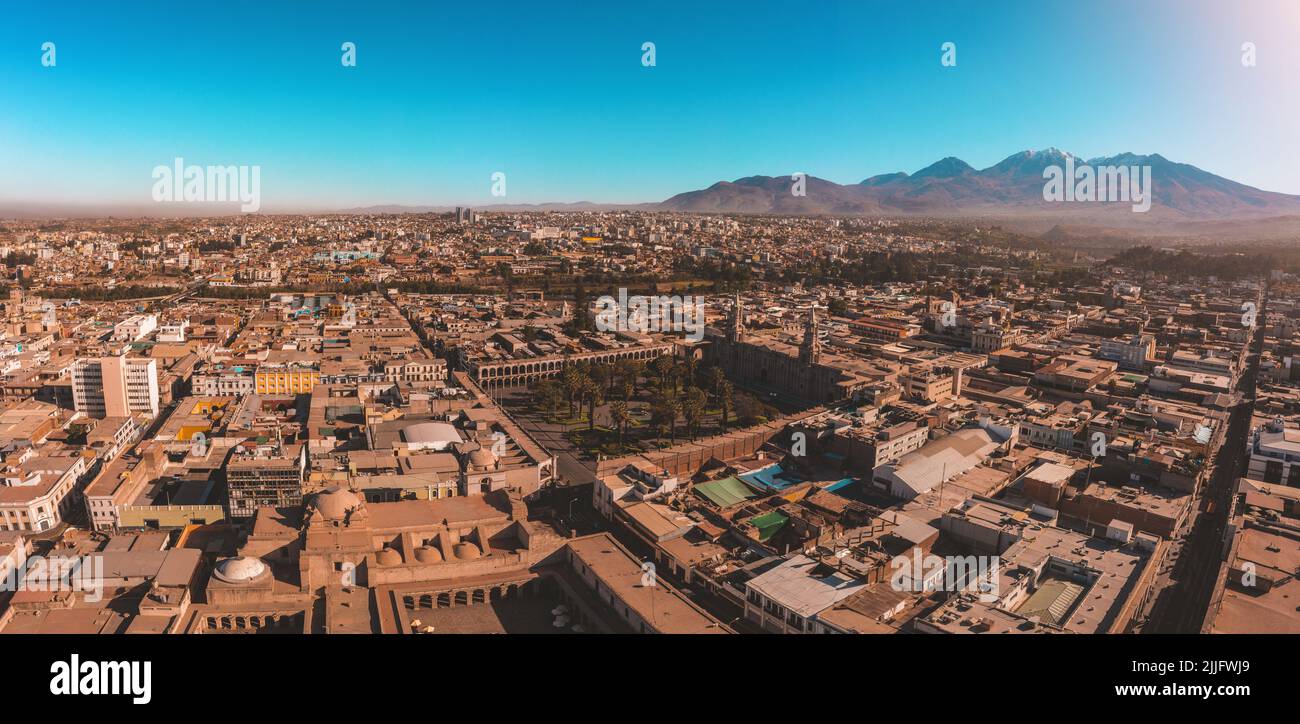 Luftaufnahme eines Sonnenuntergangs in Arequipa Stadt mit Chachani Vulkan als Hintergrund, Peru Stockfoto