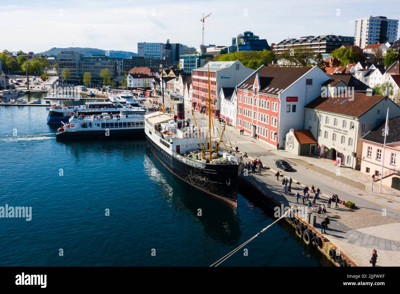 Das historische Dampffrachtschiff MS Rogaland liegt neben dem Gebäude der Stavangerregionen Havn Port Authority in Stavanger, Norwegen Stockfoto