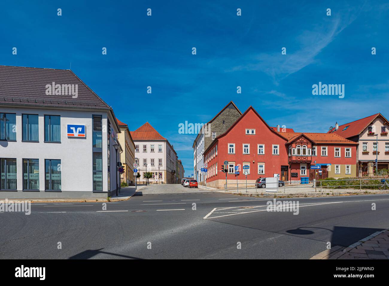 HILDBURGHAUSEN, THÜRINGEN, DEUTSCHLAND - CA. JULI 2022: Die Eisfelder Straße der Stadt Hildburghausen, Deutschland. Stockfoto