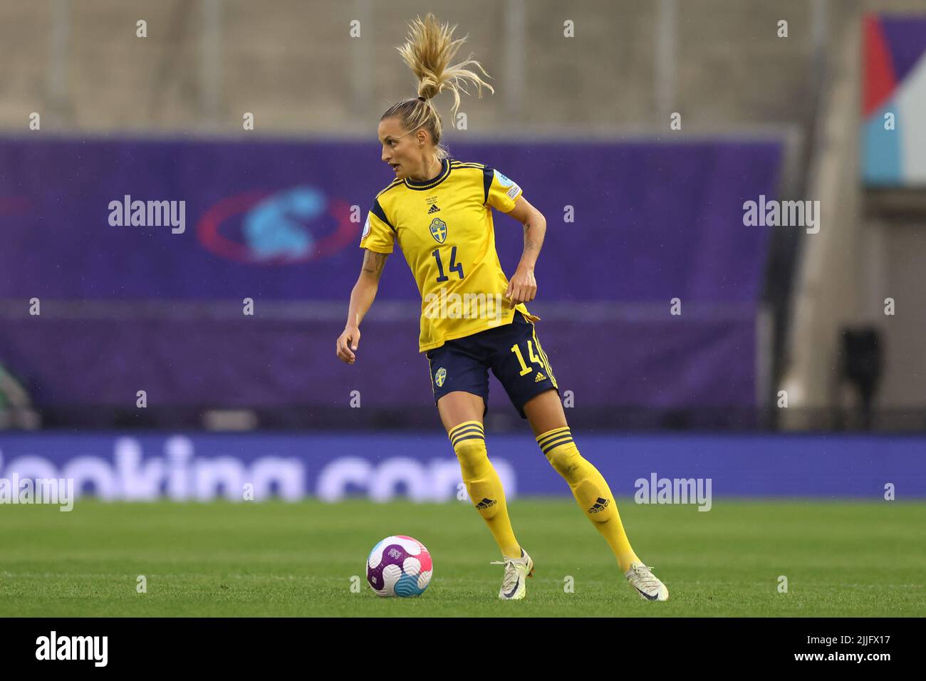 Leigh, England, 22.. Juli 2022. Nathalie Bjorn aus Schweden während des Spiels der UEFA Women's European Championship 2022 im Leigh Sports Village, Leigh. Bildnachweis sollte lauten: Jonathan Moscrop / Sportimage Stockfoto