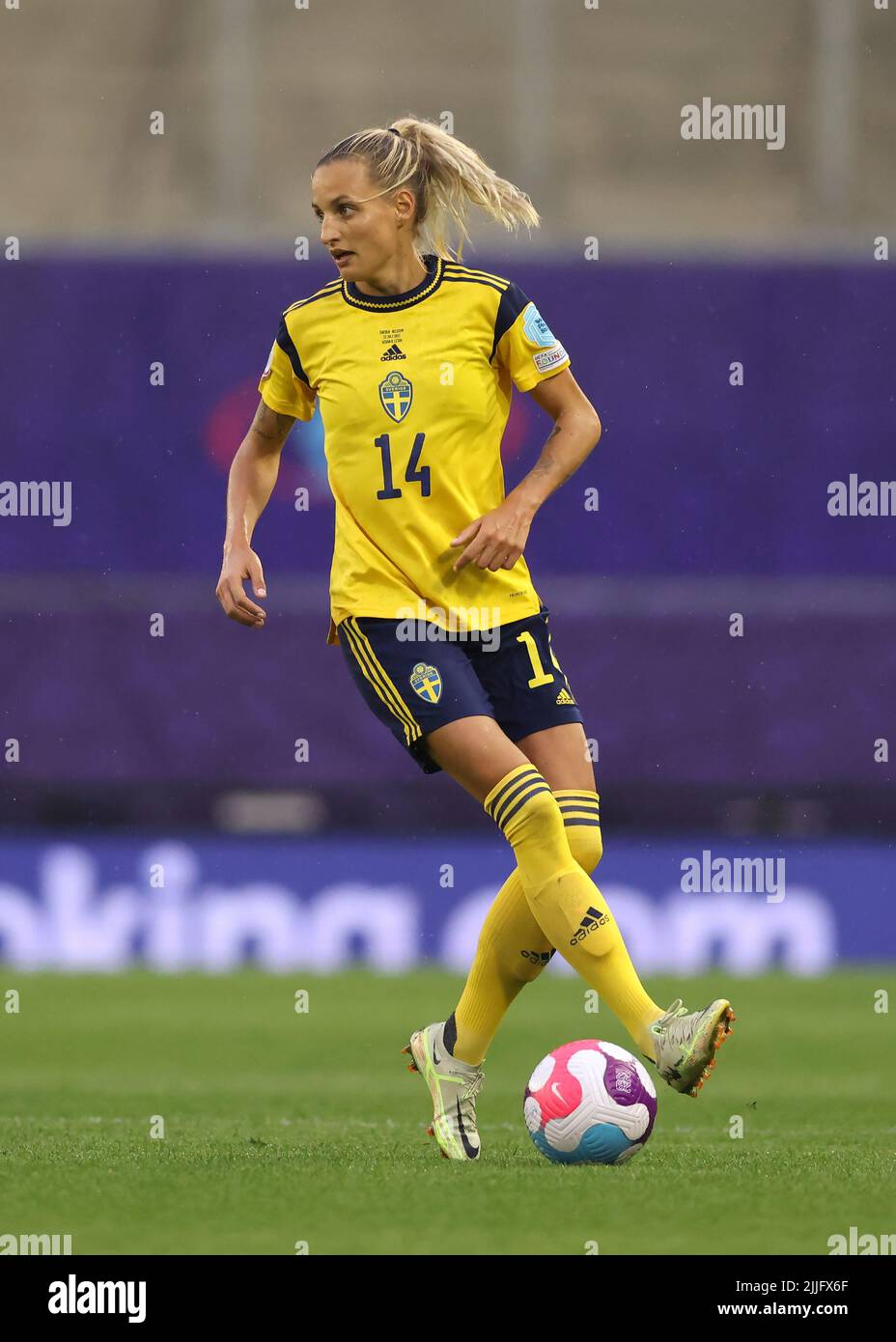 Leigh, England, 22.. Juli 2022. Nathalie Bjorn aus Schweden während des Spiels der UEFA Women's European Championship 2022 im Leigh Sports Village, Leigh. Bildnachweis sollte lauten: Jonathan Moscrop / Sportimage Stockfoto