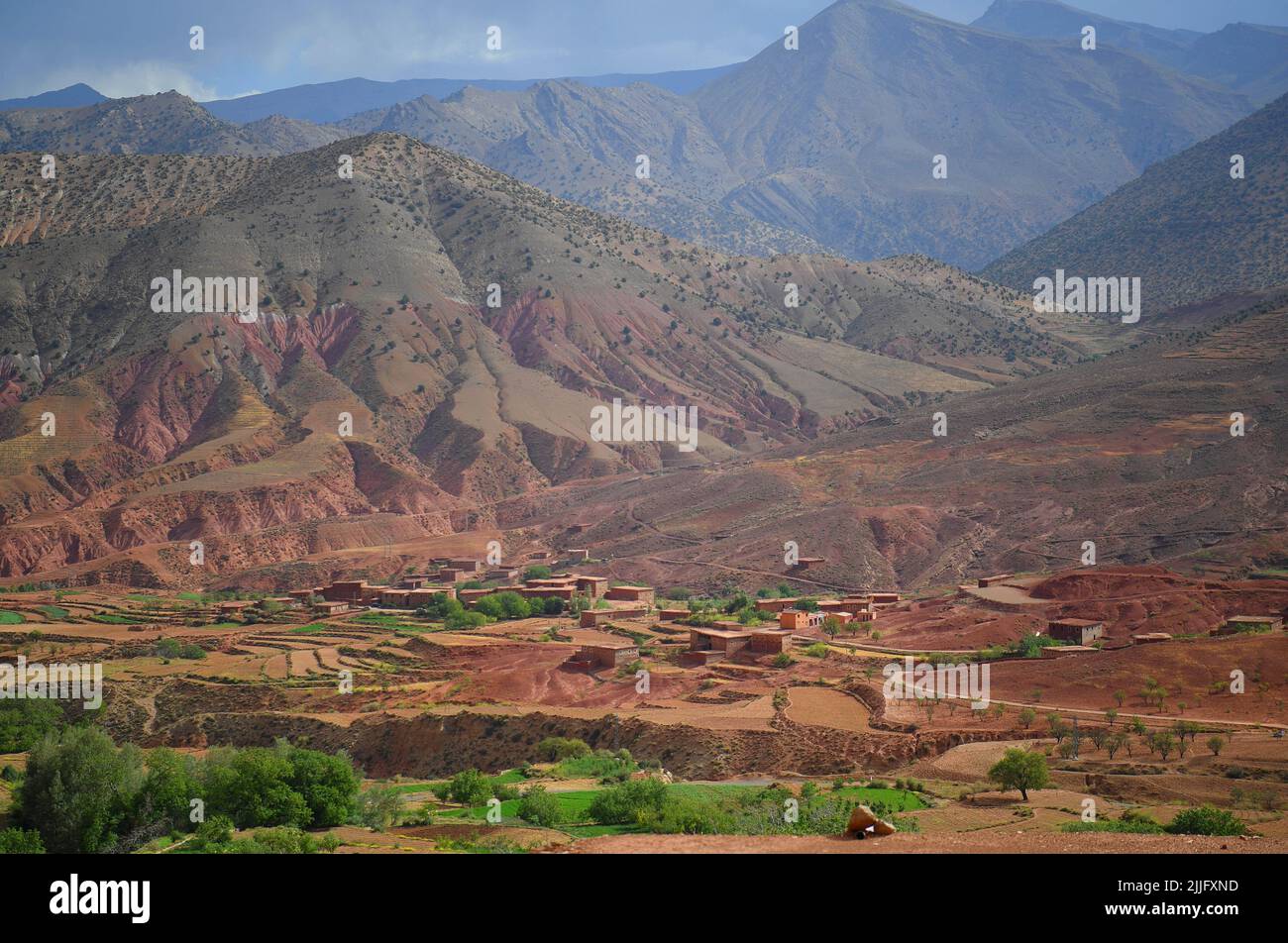 Weberinnen aus den Tälern Ait Boulli und Ait Bougmez bilden die Azilalteppiche. Marokkanische Azilalteppiche sind eine Art Berberteppich aus der Provinzhauptstadt Zentralmarokkos im Hohen Atlas, etwa 180 km von Marrakesch entfernt. Sie bestehen aus reiner Schafwolle, die mit Baumwolle gemischt und horizontal mit einer Gitterlinie aus Knoten gewebt wird. Teppiche aus Marokko sind von hoher Qualität, was sie sehr langlebig macht, weshalb sie häufig in Schulen, Büros, Häusern und stark frequentierten Gebieten auf der ganzen Welt zu finden sind. Sie sind schmutzabweisend und in der Regel günstiger als Plüschteppiche. Stockfoto