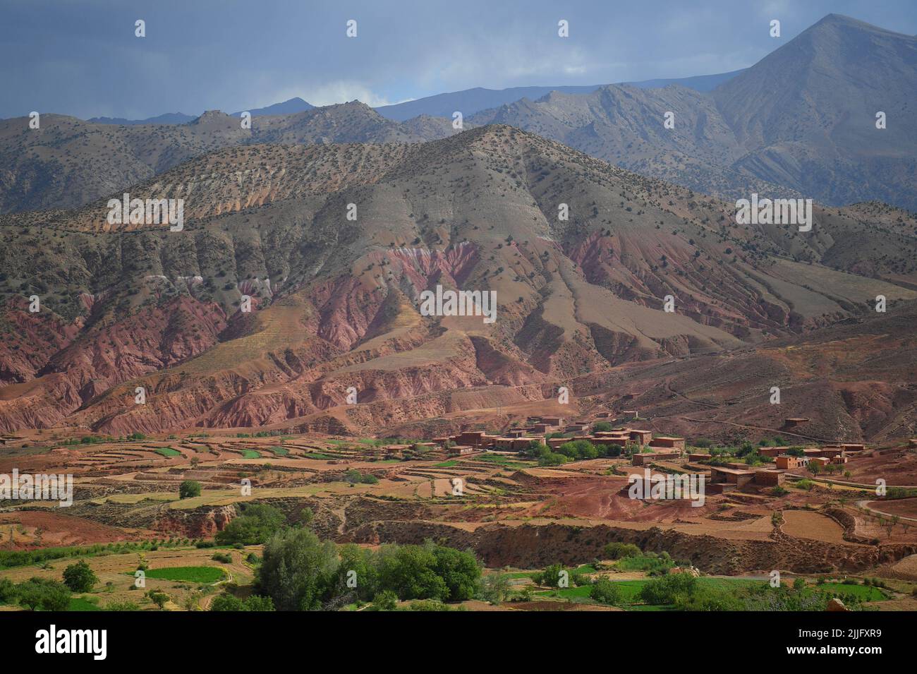 Weberinnen aus den Tälern Ait Boulli und Ait Bougmez bilden die Azilalteppiche. Marokkanische Azilalteppiche sind eine Art Berberteppich aus der Provinzhauptstadt Zentralmarokkos im Hohen Atlas, etwa 180 km von Marrakesch entfernt. Sie bestehen aus reiner Schafwolle, die mit Baumwolle gemischt und horizontal mit einer Gitterlinie aus Knoten gewebt wird. Teppiche aus Marokko sind von hoher Qualität, was sie sehr langlebig macht, weshalb sie häufig in Schulen, Büros, Häusern und stark frequentierten Gebieten auf der ganzen Welt zu finden sind. Sie sind schmutzabweisend und in der Regel günstiger als Plüschteppiche. Foto von Chriqtian Liewig/ Stockfoto