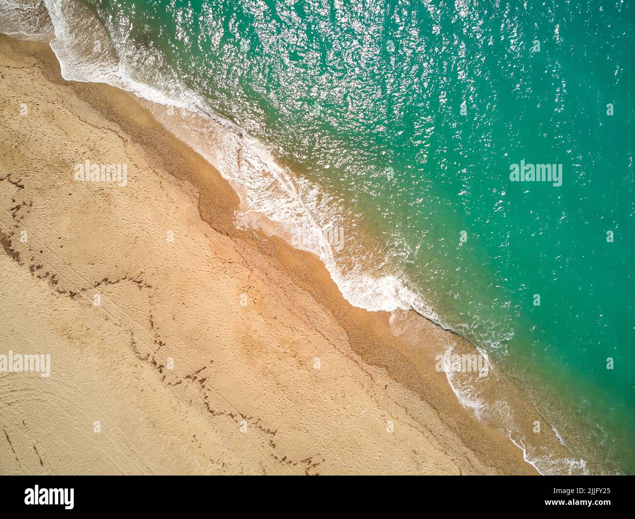 Blick über die Wellen und den Strand Stockfoto