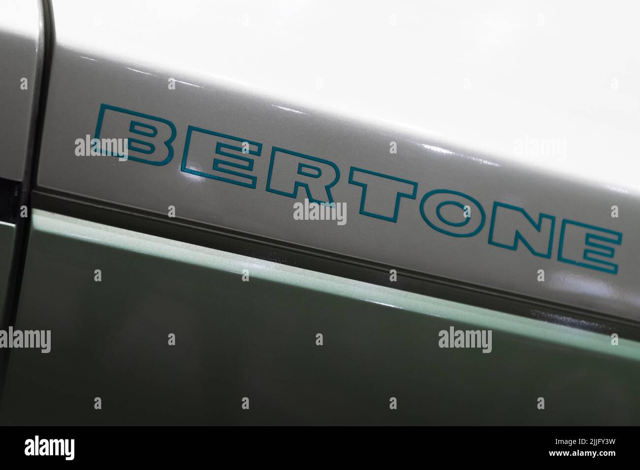 St-Petersburg, Russland - 29. Januar 2021: Das Markenlogo des italienischen Automobilkonzerns Bertone ist auf der glänzend grauen Sportwagen-Karosserie angebracht Stockfoto