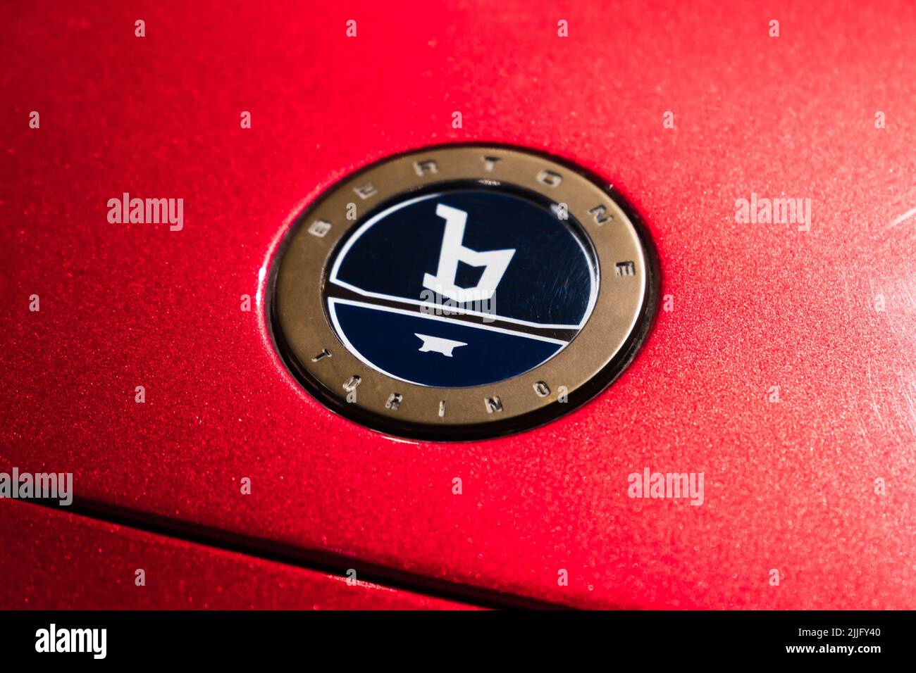St. Petersburg, Russland - 29. Januar 2021: Rundes Logo des Bertone ein italienisches Automobilunternehmen ist auf einer roten Sportwagenhaube Stockfoto