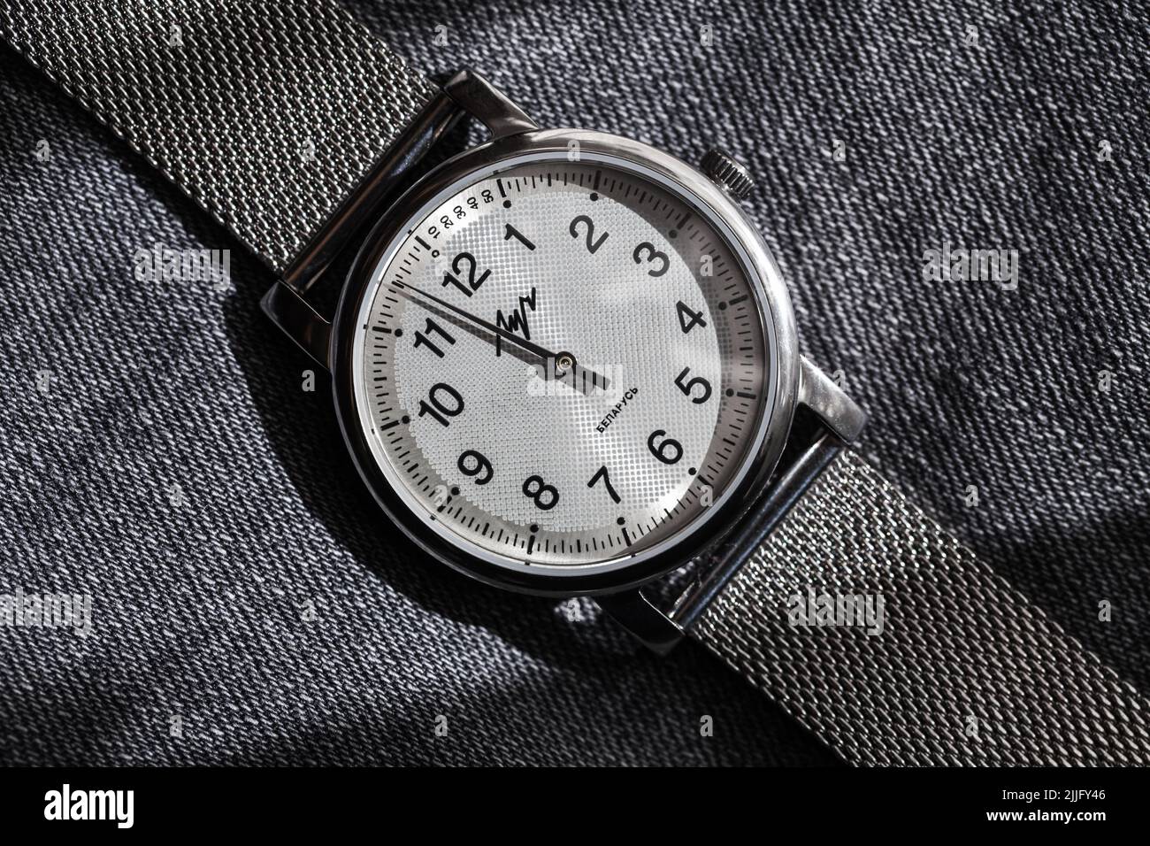 St-Petersburg, Russland - 31. März 2022: Einhändige automatische mechanische Armbanduhr im Edelstahlgehäuse. Nahaufnahme von Luch Einzelhanduhr 874 Stockfoto