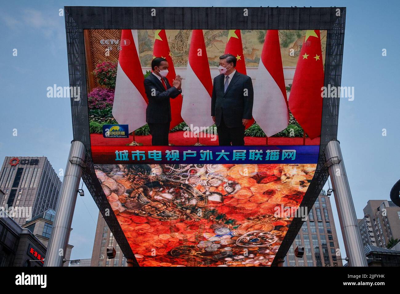 Ein Bildschirm zeigt eine staatliche Videoübertragung des chinesischen Präsidenten Xi Jinping mit dem indonesischen Präsidenten Joko Widodo in einem Einkaufszentrum in Peking, China, am 26. Juli 2022. REUTERS/Thomas Peter Stockfoto