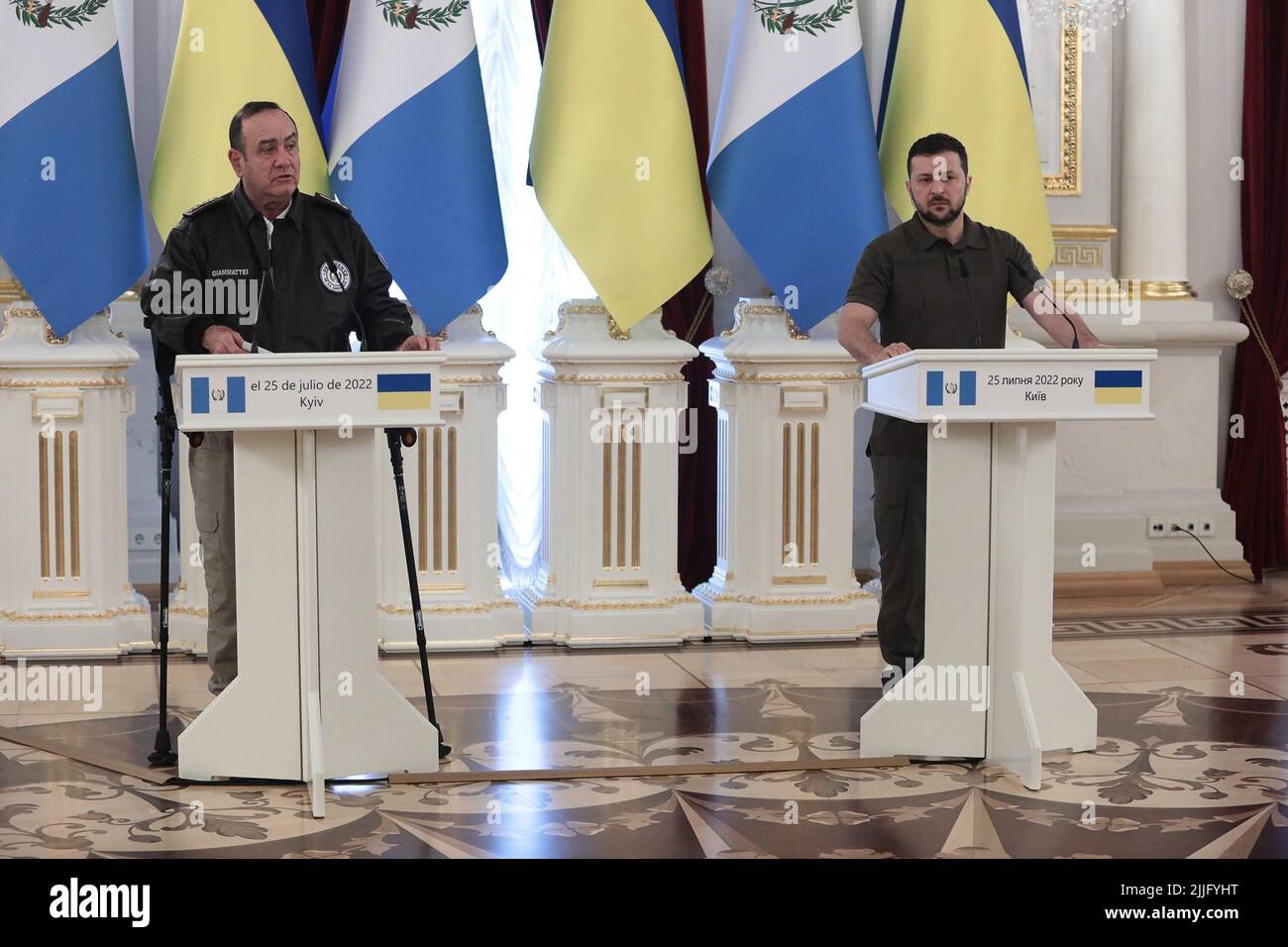 Nicht exklusiv: KIEW, UKRAINE - 25. JULI 2022 - Präsident der Ukraine Wolodymyr Zelenskyy (R) und Präsident der Republik Guatemala Alejandro Eduar Stockfoto