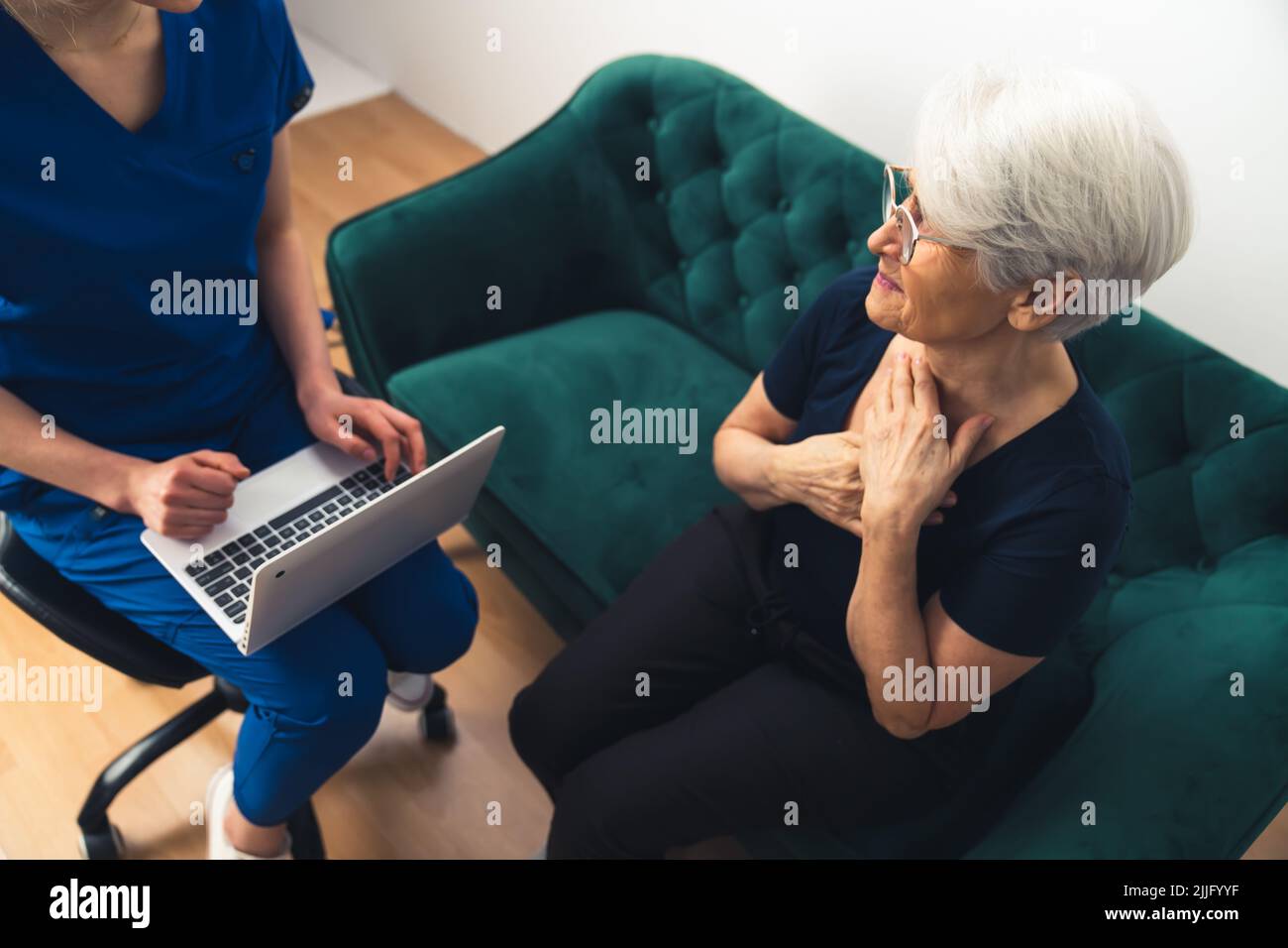 Eine ältere Patientin, die ihre Diagnose nach einer medizinischen Untersuchung in einem Krankenhaus oder einer Klinik erhält. Hochwertige Fotos Stockfoto