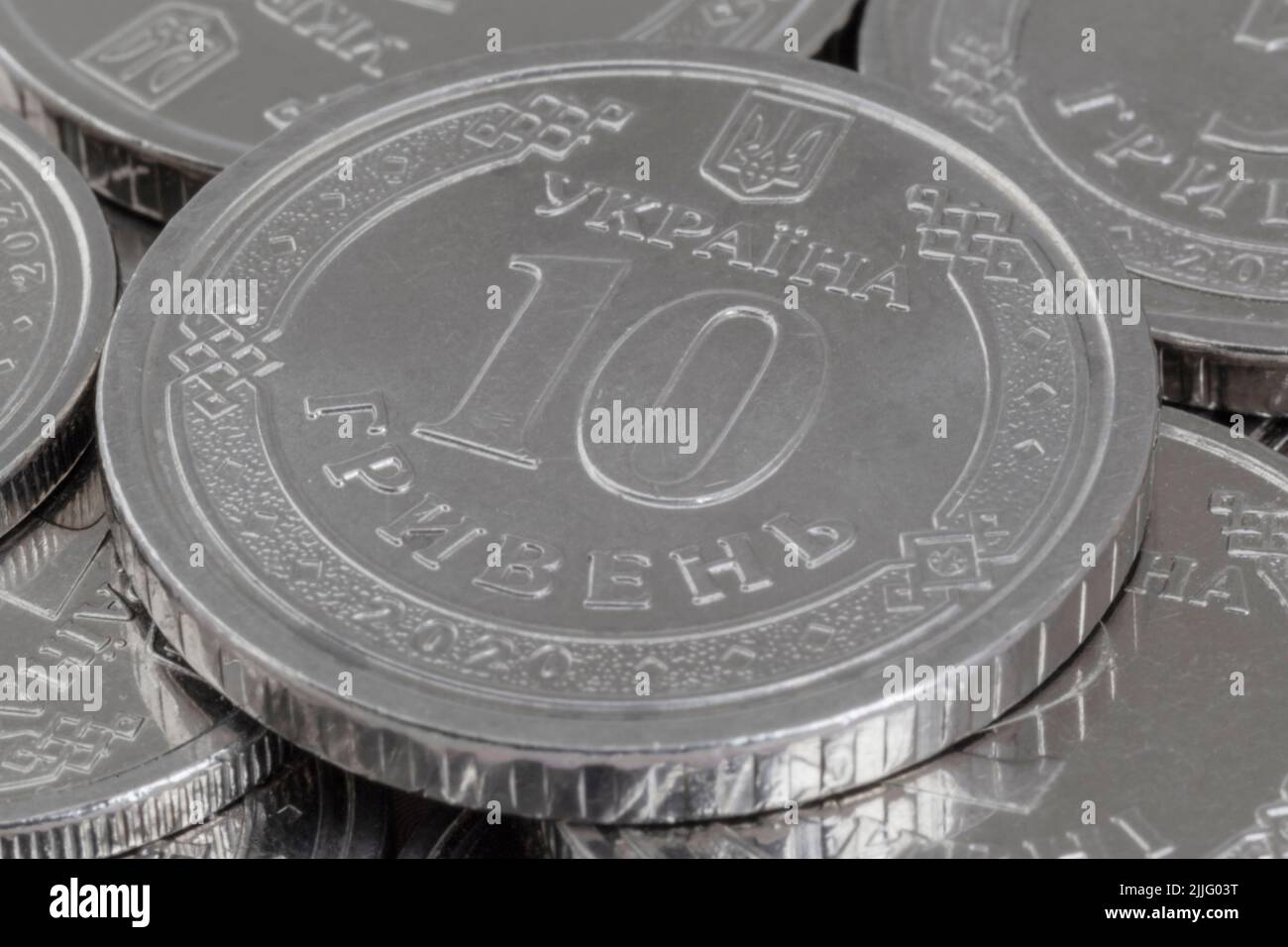 Nahaufnahme von zehn ukrainischen Hrivnya-Münzen, die auf einem Haufen Münzen liegen Stockfoto