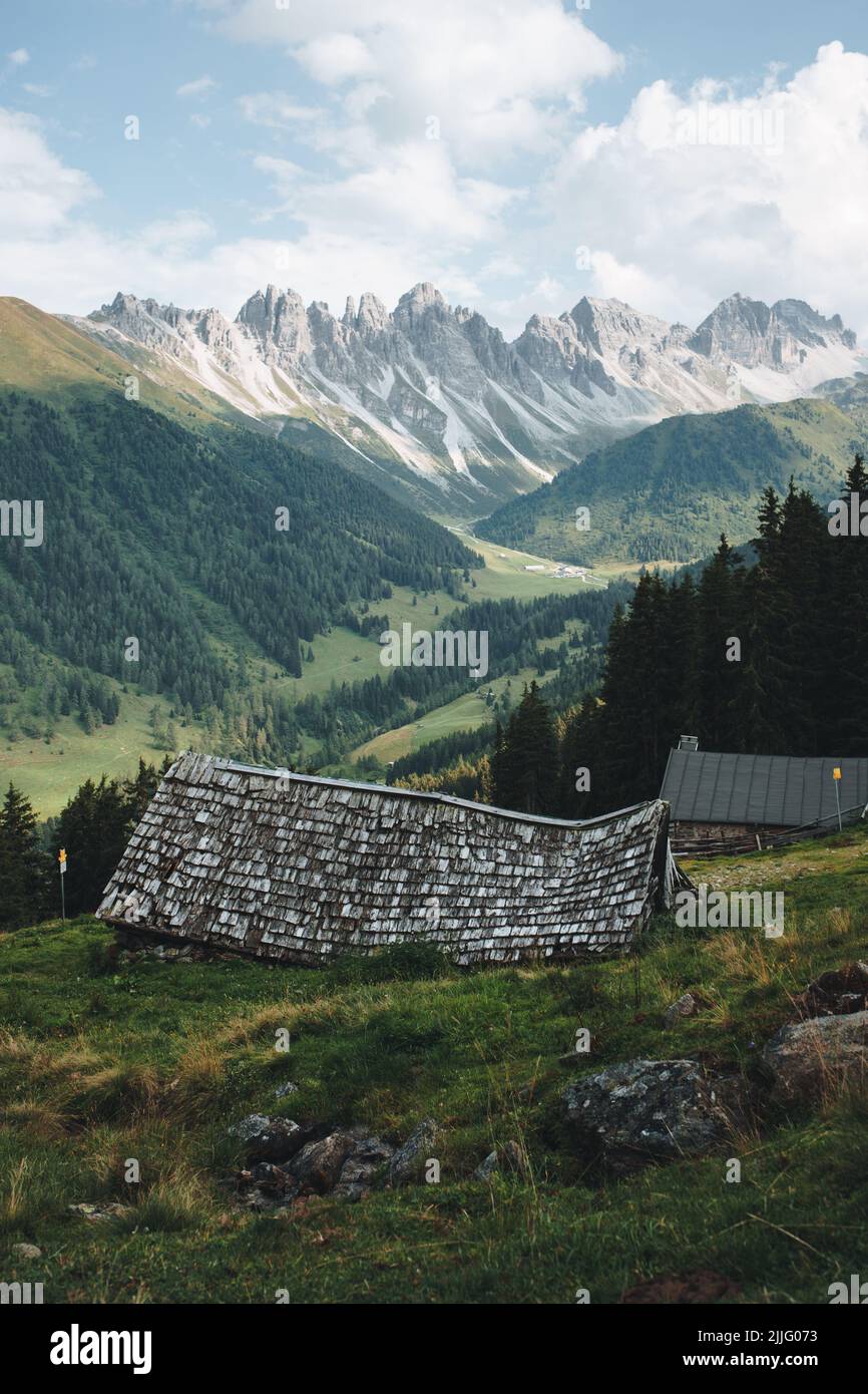 Die alten Hütten vor einer unglaublichen Aussicht auf die Berge Stockfoto