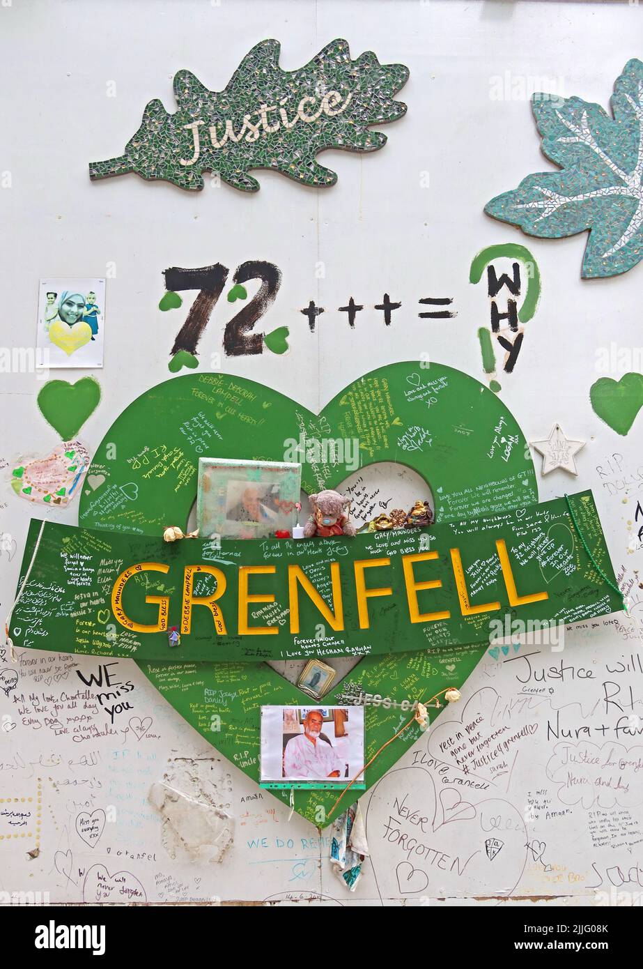 Grünes Herz, grün für Grenfell Heart, erinnere dich an den 72, North Kensington, London, UK - UK Block Cladding Skandal Stockfoto