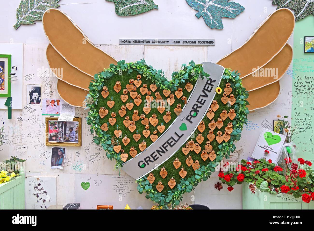 Grünes Herz, grün für Grenfell Herz, Grenfell für immer, erinnern Sie sich an die 72 Menschen, North Kensington, London, UK - UK Block Cladding Skandal Stockfoto