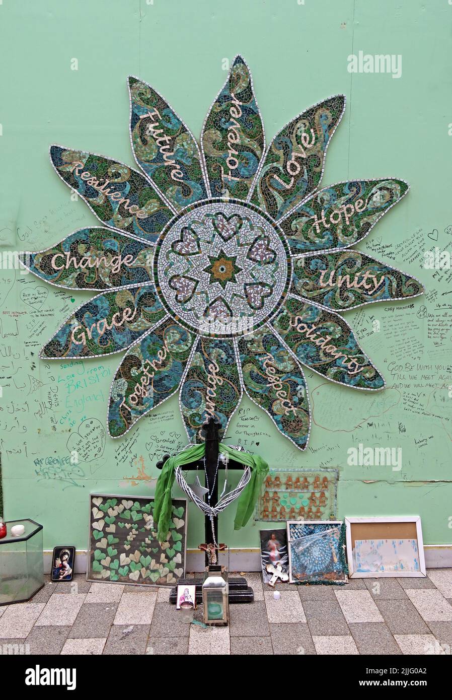 Grenfell Tower Green Tree Memorial Kunstwerk,Hoffnung,Einheit,Solidarität,Respekt,Anmut,Veränderung,Zukunft,Resilance,für immer,Liebe Stockfoto