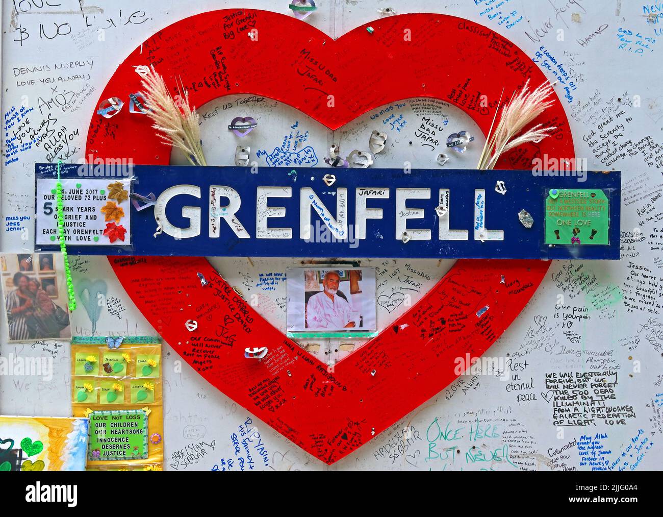 Red Grenfell Tower Memorial Heart am 5.. Jahrestag des tödlichen Blockverkleidungen-Feuers, das 72 unschuldige Menschenleben forderte Stockfoto