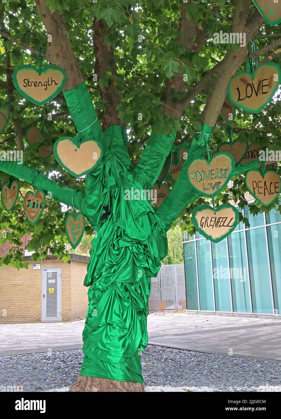 Grenfell Feuerdenkmal, grüner Baum der Herzen und Botschaften, grün für Grenfell, außerhalb des North Kensington Freizeitzentrums, London, England Stockfoto