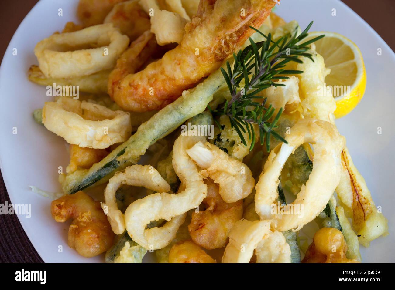 Ein Gericht aus frischem Fisch, auf italienische Art gebraten. Das ...