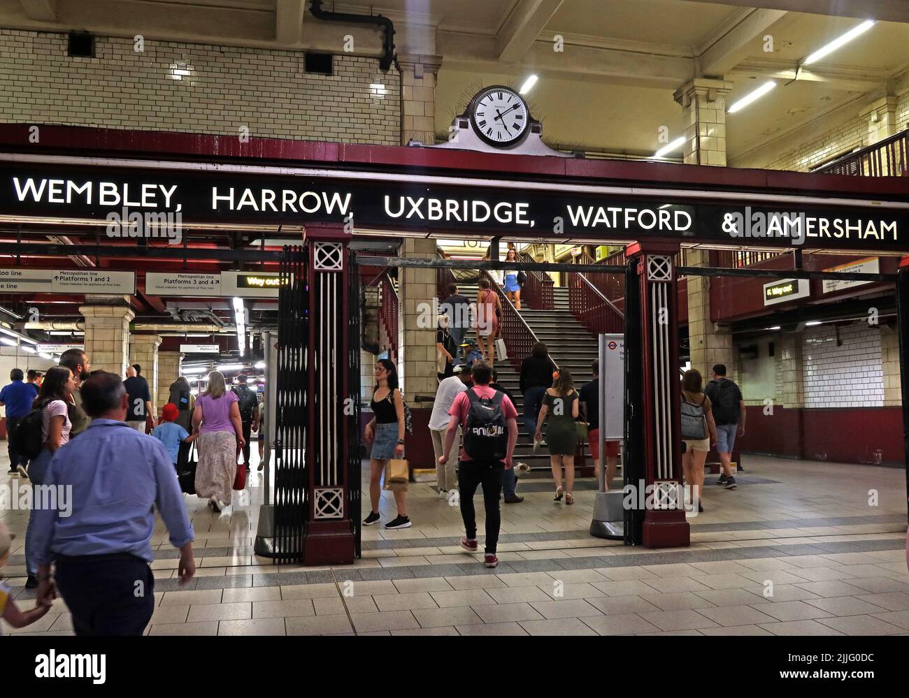 Geschäftiger viktorianischer Eingang zur U-Bahn-Station Baker Street Kreuzung, Linien nach Wembley, Harrow, Uxbridge, Watford, Amersham - London, England, Großbritannien, NW1 Stockfoto