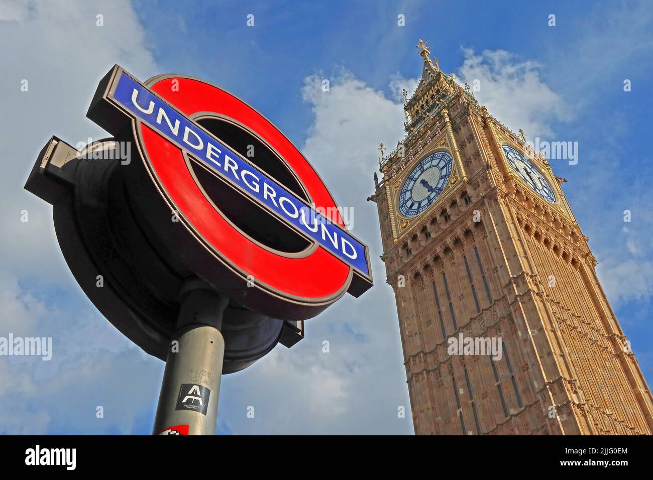 Westminster Underground Sign und neu renovierte Big Ben & Houses of Parliament, London, England, Großbritannien Stockfoto