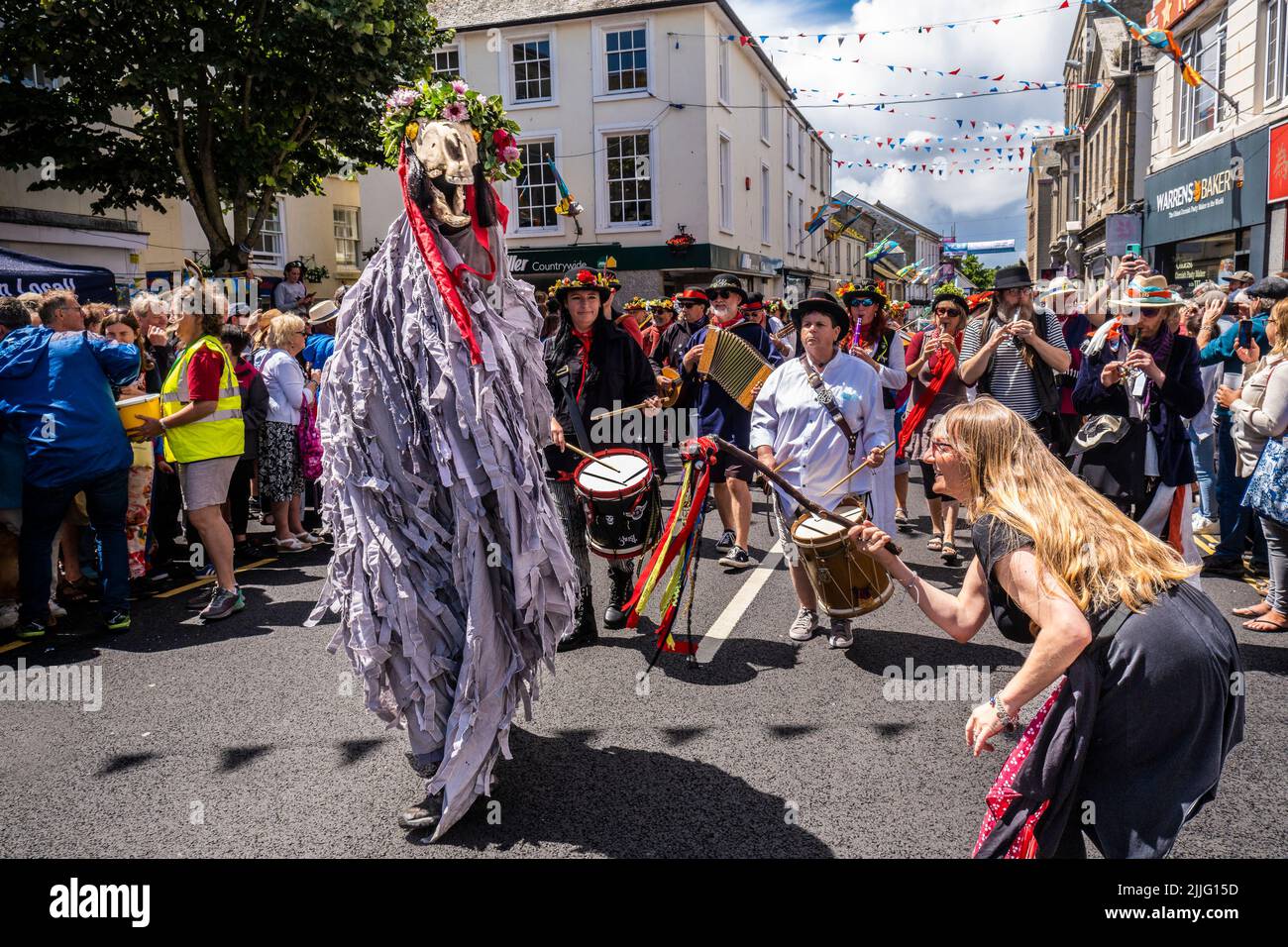 Penglaz The Penzance Obby Oss und The Teazer The Bucca mit Musikern der Raffidy Dumitz Band, die am Mazey Day die Bürgerprozession leiten Stockfoto