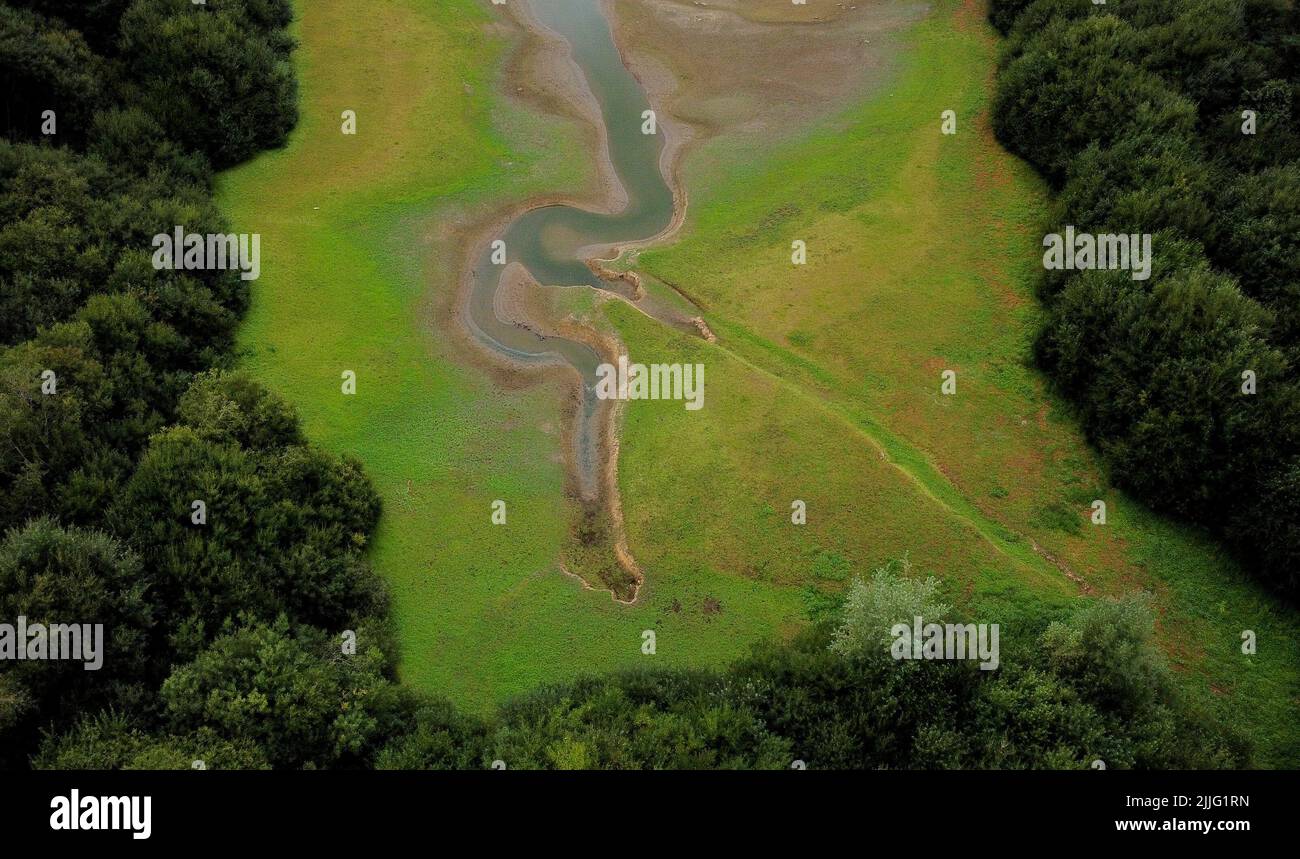 Ein Blick auf das Bewl Water Reservoir in der Nähe von Lamberhurst in Kent, das derzeit bei weiterhin trockenem Wetter mit 67 % seiner Kapazität gemessen wird. Bilddatum: Dienstag, 26. Juli 2022. Stockfoto