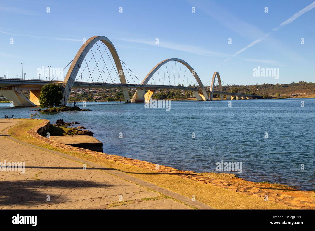 Brasília, Bundesbezirk, Brasilien – 24. Juli 2022: Eine Landschaft mit Juscelino Kubitschek-Brücke (JK-Brücke) und Paranoá-See und blauem Himmel. Stockfoto