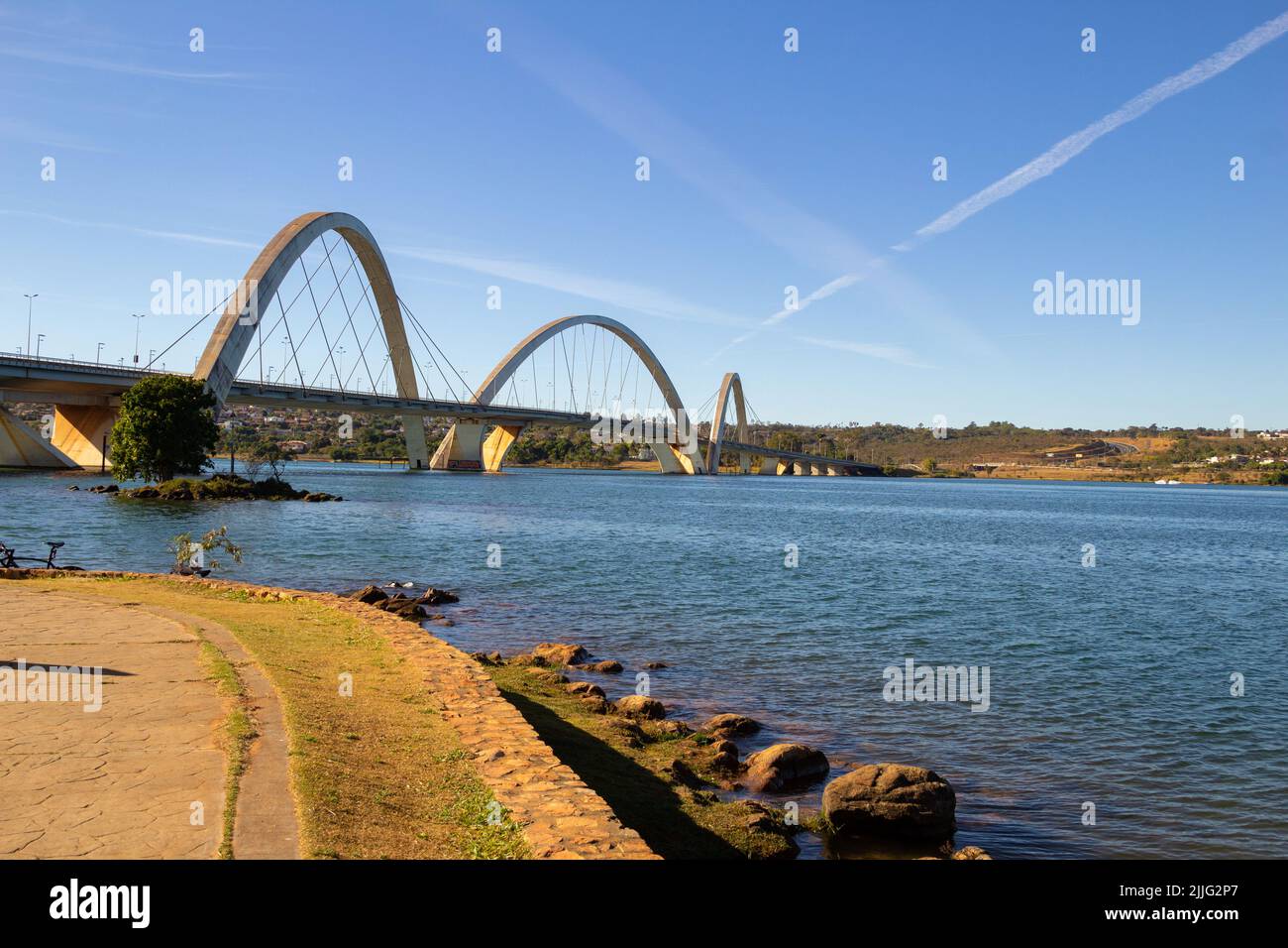 Brasília, Bundesbezirk, Brasilien – 24. Juli 2022: Eine Landschaft mit Juscelino Kubitschek-Brücke (JK-Brücke) und Paranoá-See und blauem Himmel. Stockfoto