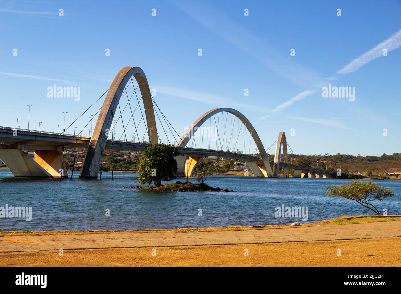 Brasília, Bundesbezirk, Brasilien – 24. Juli 2022: Eine Landschaft mit Juscelino Kubitschek-Brücke (JK-Brücke) und Paranoá-See und blauem Himmel. Stockfoto