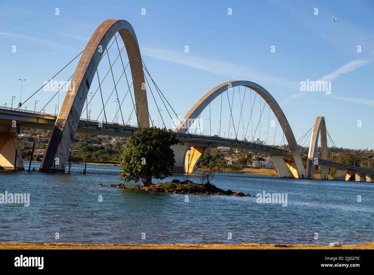 Brasília, Bundesbezirk, Brasilien – 24. Juli 2022: Eine Landschaft mit Juscelino Kubitschek-Brücke (JK-Brücke) und Paranoá-See und blauem Himmel. Stockfoto