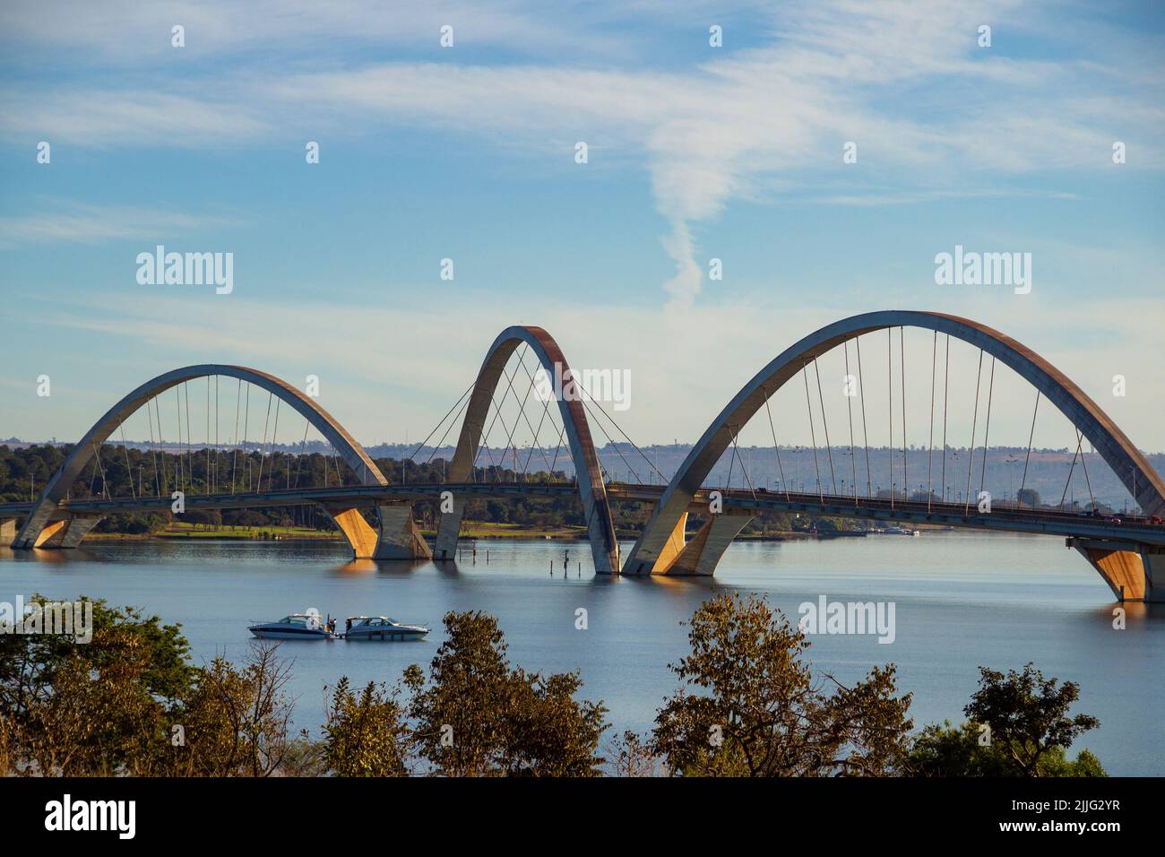 Brasília, Bundesbezirk, Brasilien – 24. Juli 2022: Eine Landschaft mit Juscelino Kubitschek-Brücke (JK-Brücke) und Paranoá-See und blauem Himmel. Stockfoto