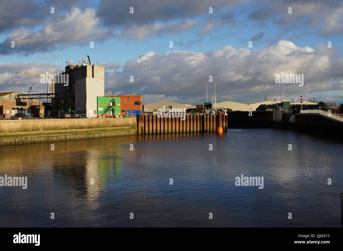 Die Docks am Fluss Haven (Witham) mit der neuen Hochwasserbarriere. Stockfoto