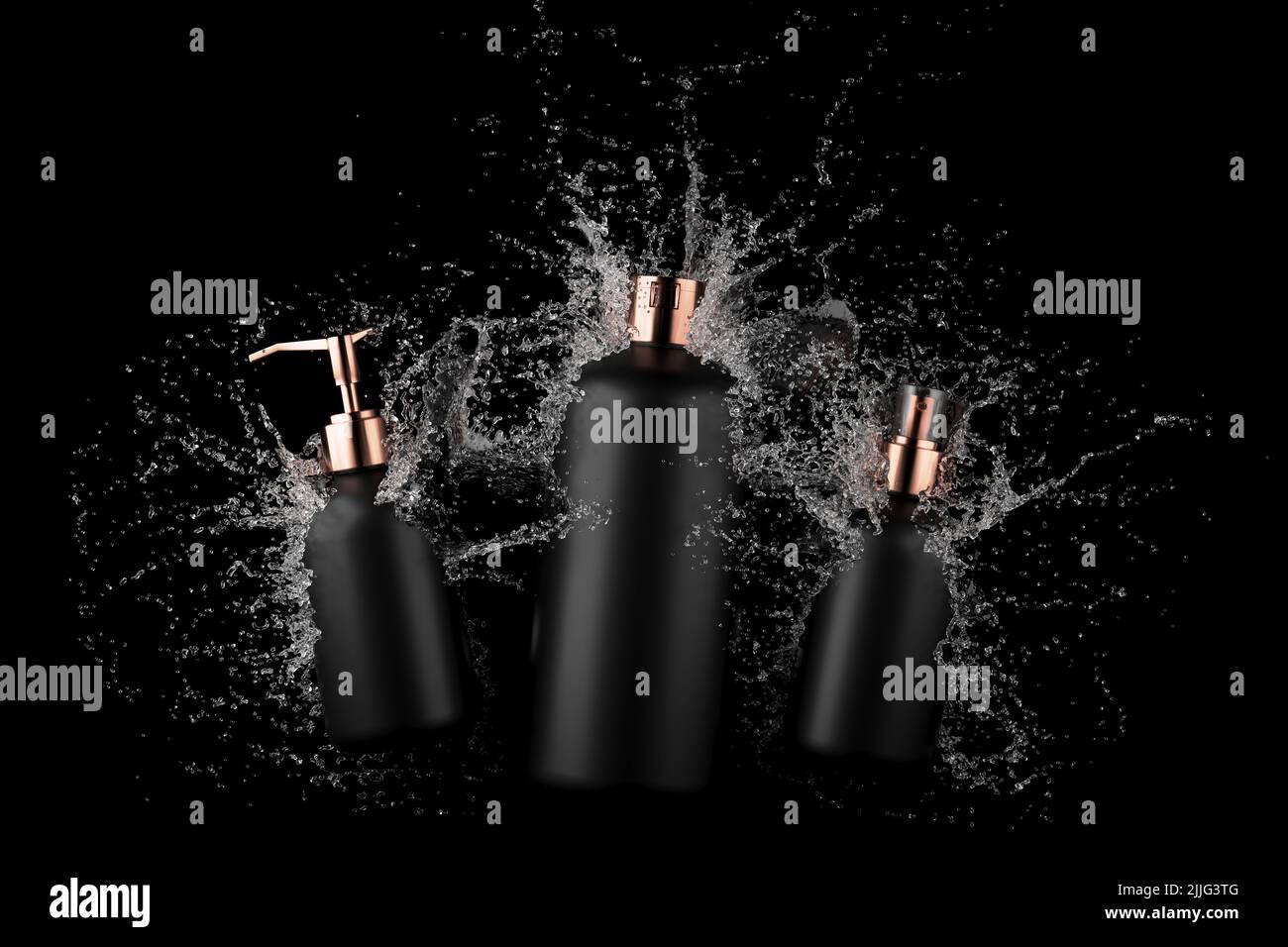 Drei verschiedene Kunststoff-Kosmetikflaschen in Wasserspritze isoliert auf schwarzem Hintergrund 3D Render, Haare und bory Pflegeprodukte Verpackung und Branding Stockfoto