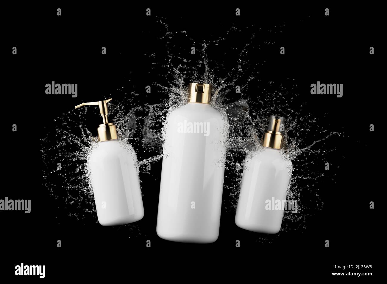 Drei verschiedene weiße Kosmetikflaschen in Wasserspritzer isoliert auf schwarzem Hintergrund 3D Render, Haare und bory Pflegeprodukte Verpackung und Branding Stockfoto
