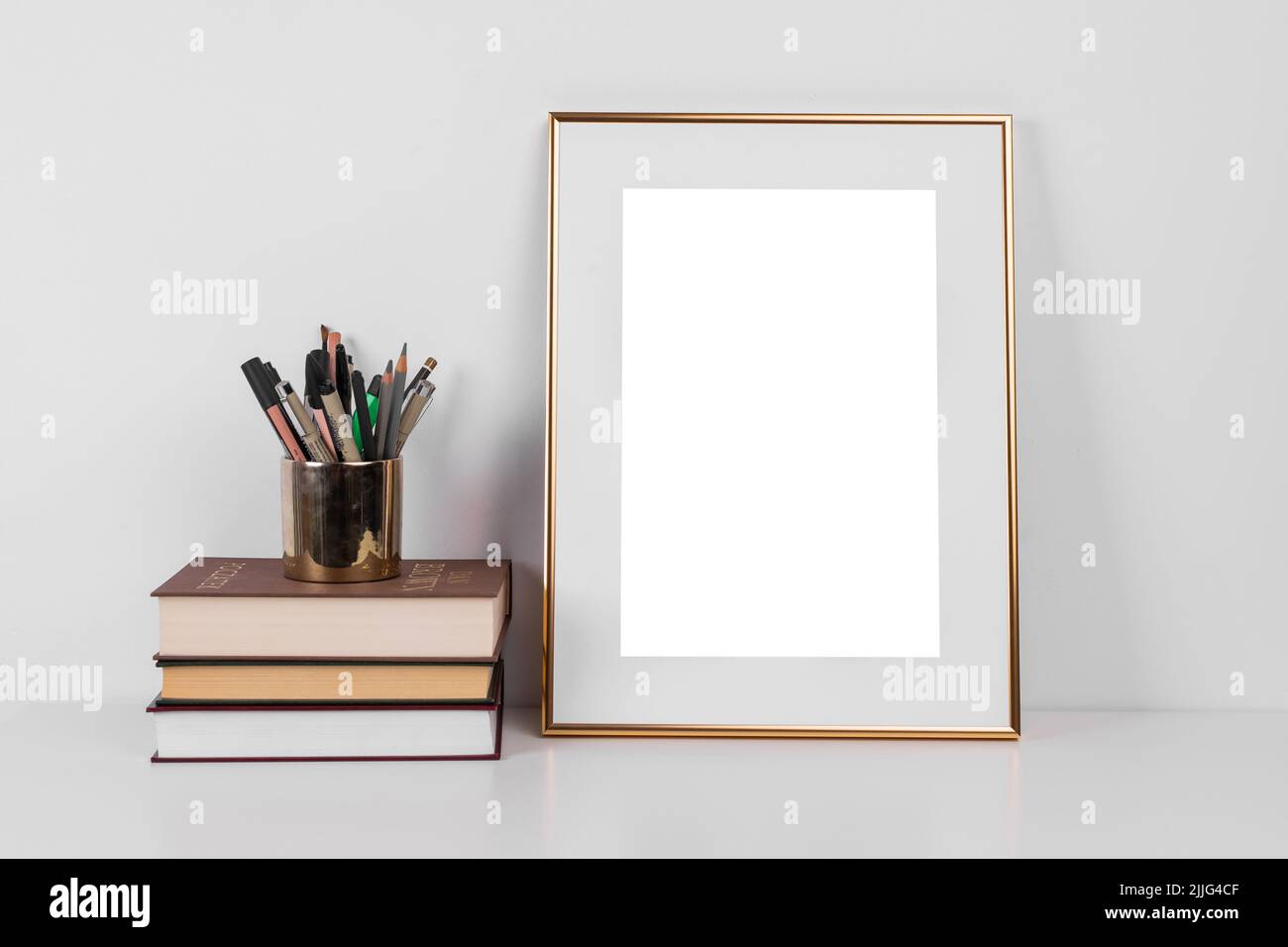 Goldrahmen mit Dekorationen. Machen Sie sich ein Bild für Ihr Foto oder Ihren Text. Platzieren Sie Ihre Arbeit, Druckkunst, weißen Hintergrund, Pastellfarben Buch. Fotorealistische Darstellung Stockfoto