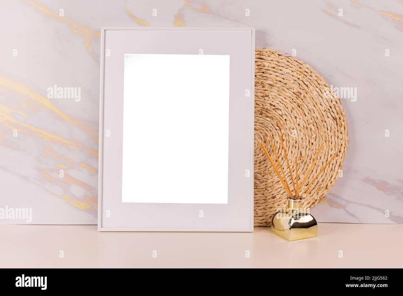 Weißer Bilderrahmen mit Dekorationen. Machen Sie sich ein Bild für Ihr Foto oder Ihren Text. Platzieren Sie Ihre Arbeit, Druckkunst, weißen Hintergrund, Pastellfarben Buch. Fotorealistische Darstellung Stockfoto