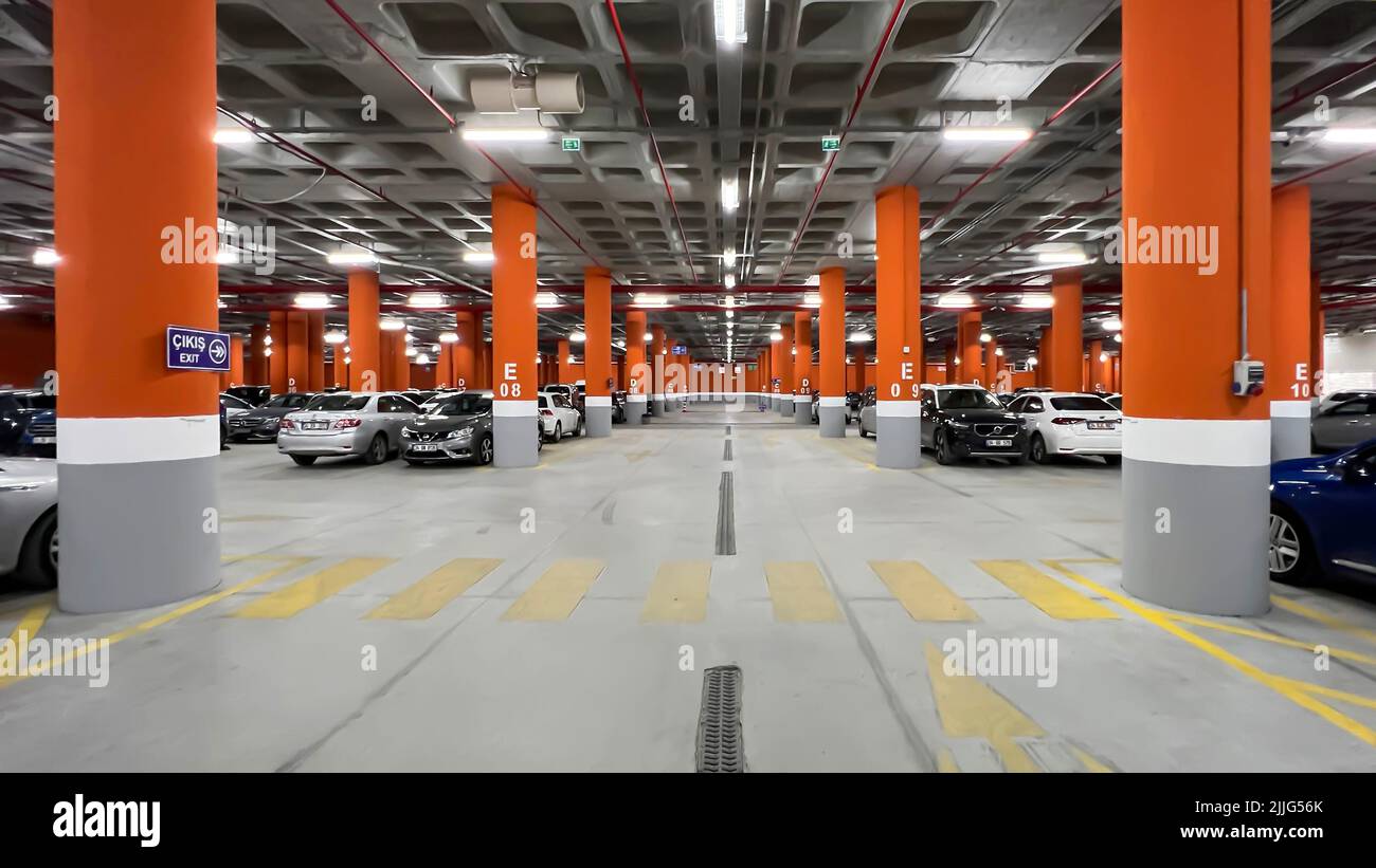 Unterirdische, mehrstöckige, öffentliche, moderne Garagenparkplätze mit Autos, Innenparkplatz. Istanbul, Türkei - 03. März 2022. Stockfoto
