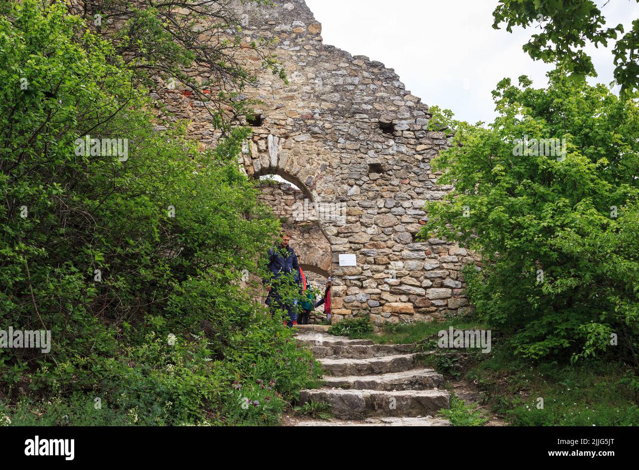 DURNSTEIN, ÖSTERREICH - 13. MAI 2019: Hier befindet sich der Eingang zu den Ruinen des legendären Schlosses Dürnstein in der Wachau. Stockfoto