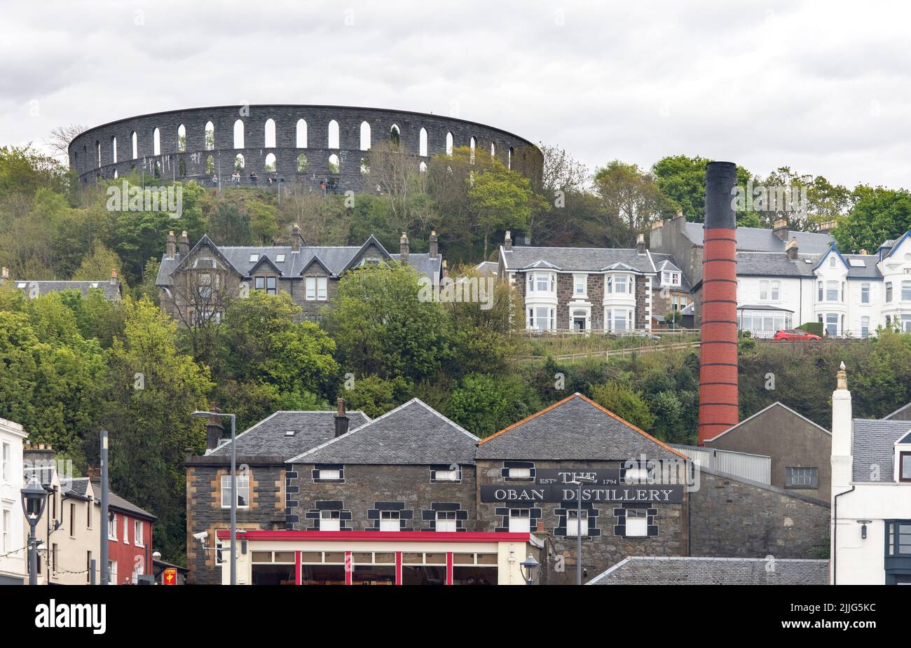 Der McCaig-Turm dominiert die oban-Destillerie in oban an der Westküste schottlands Stockfoto